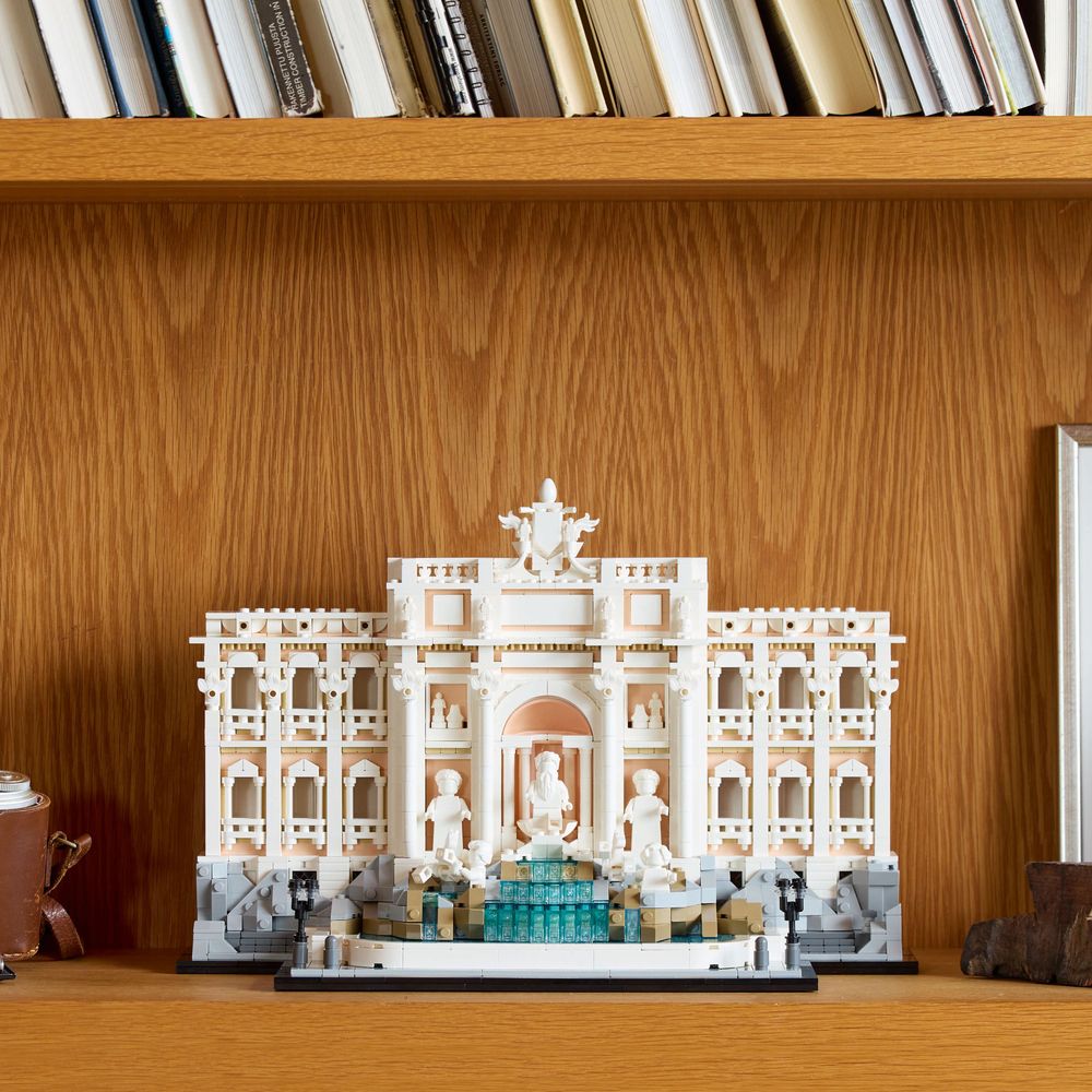 LEGO 21062 Detailliertes Modell des Trevi-Brunnens präsentiert auf einem Regalhintergrund.