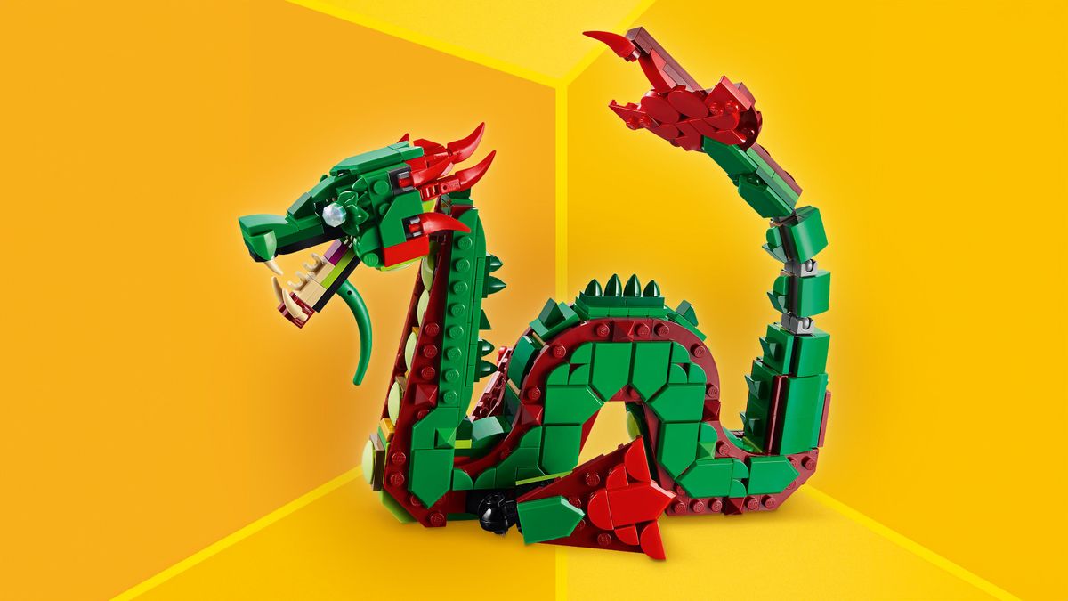 LEGO 31161 Grüner Drache aus LEGO-Steinen dynamisch auf gelbem Hintergrund gestaltet.