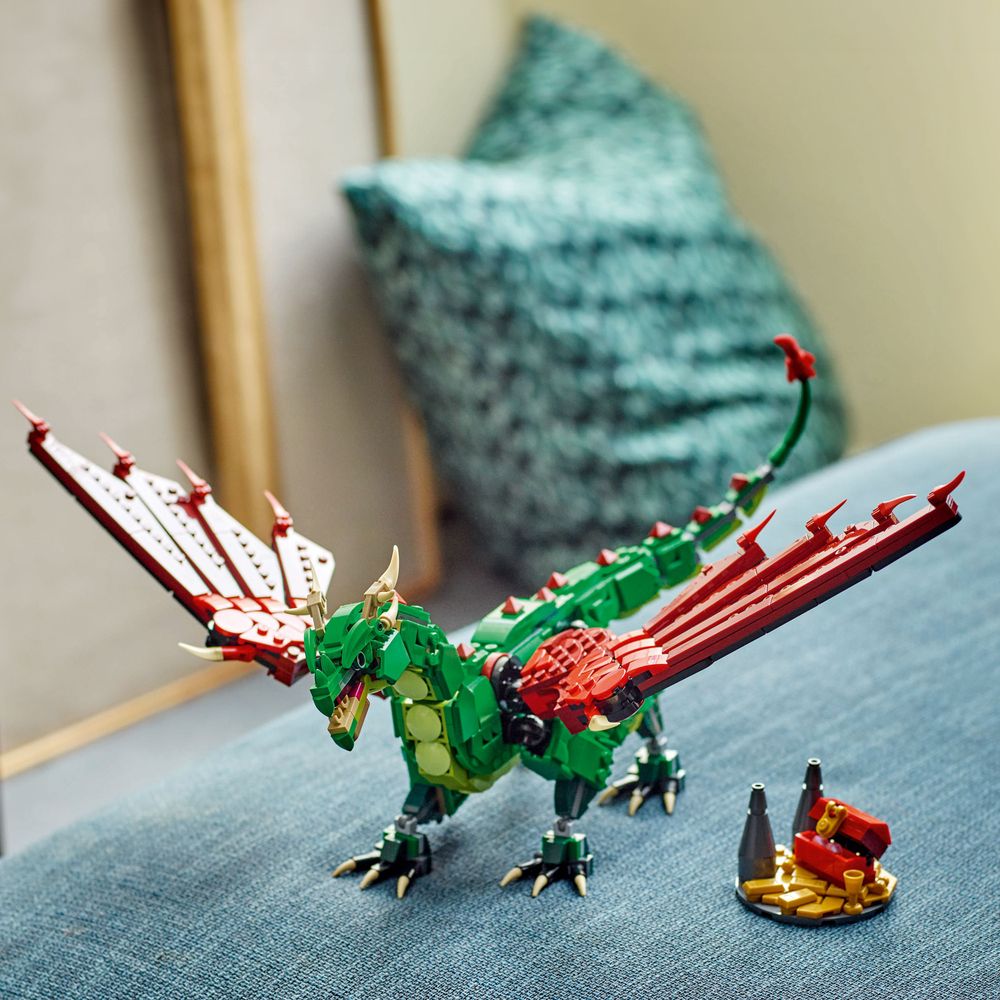 LEGO 31161 Grüner Drache mit roten Flügeln und goldenen Schätzen auf einem Tisch.