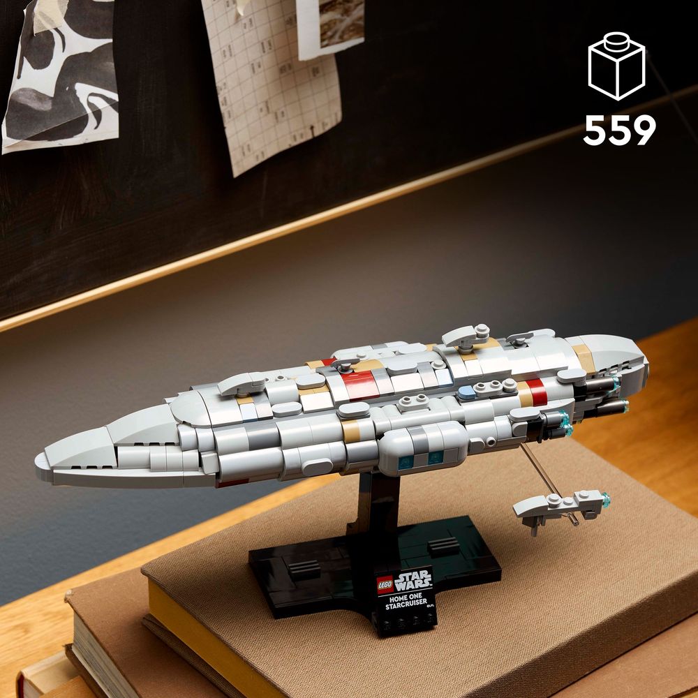 LEGO 75405 Detailreiche Abbildung des LEGO Star Wars Home One Starcruisers auf einem Regal.