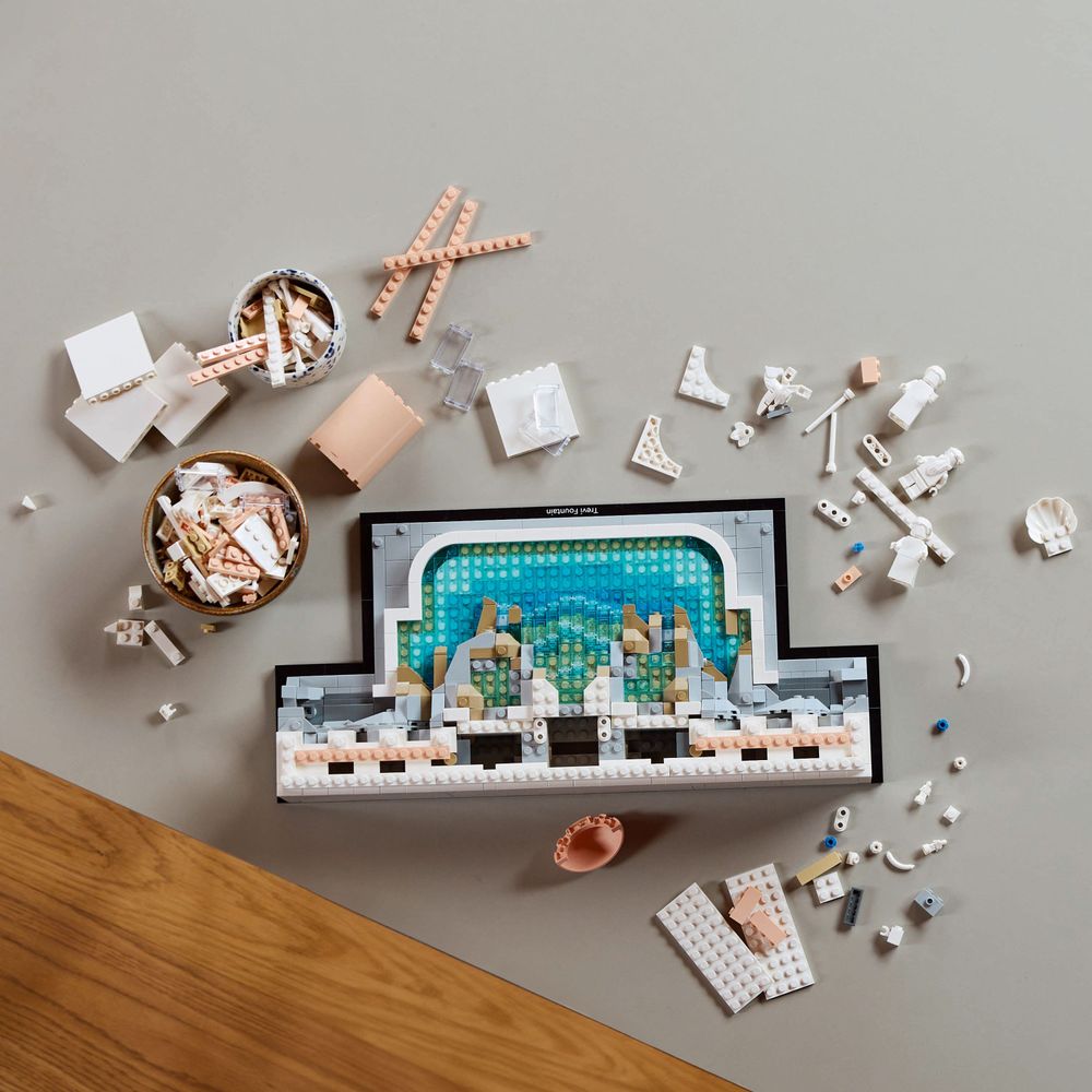 LEGO 21062 Aufbau des Trevi-Brunnens mit verschiedenen LEGO-Steinen und Zubehör auf einem Tisch.