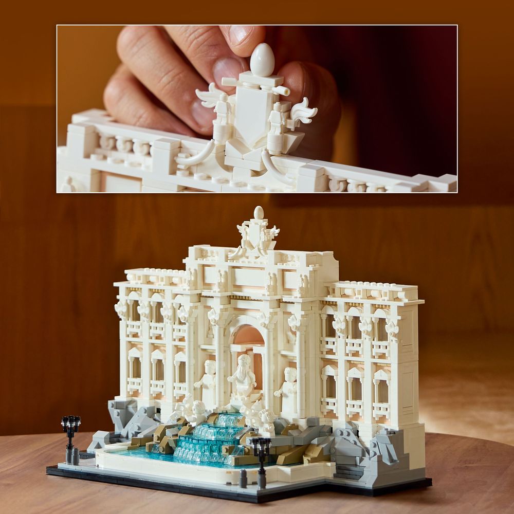 LEGO 21062 Detailliertes LEGO-Modell des Trevi-Brunnens mit Hand der Person beim Aufbau.
