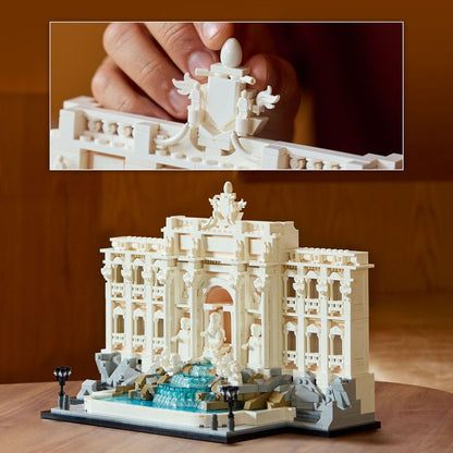 LEGO 21062 Detailliertes LEGO-Modell des Trevi-Brunnens mit Hand der Person beim Aufbau.