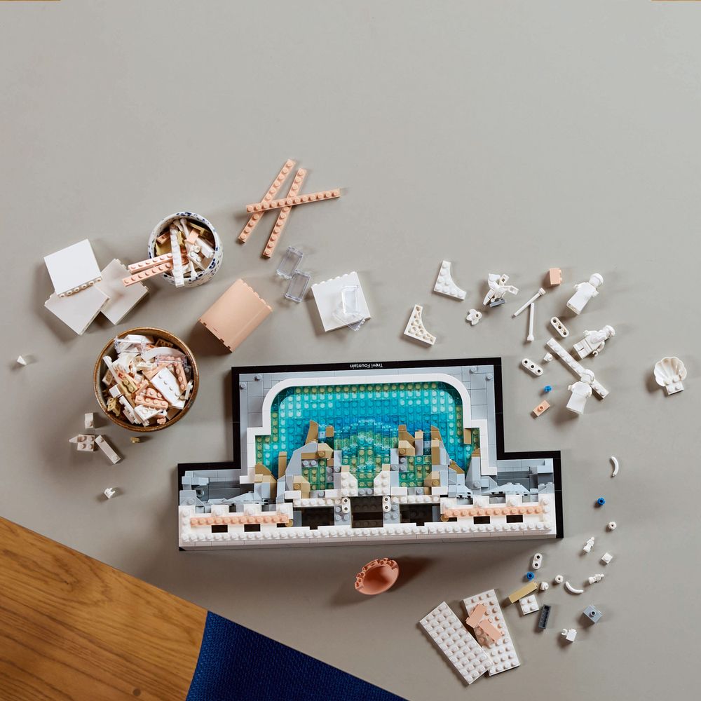 LEGO 21062 Ein Blick auf das LEGO-Modell des Trevi-Brunnens mit einzelnen Bausteinen und Teilen.
