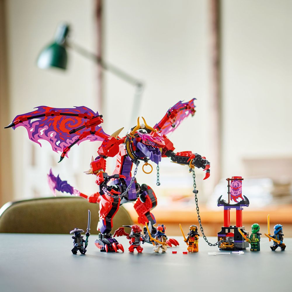 LEGO 71832 Furchterregender Chaosdrache mit Kriegern in bunten Rüstungen auf einem Tisch.