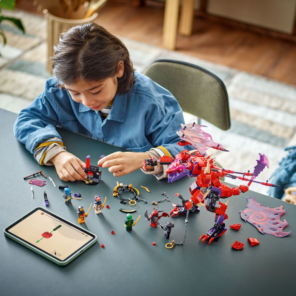 LEGO 71832 Ein Kind spielt mit einem LEGO Set das einen Drachen und Figuren zeigt.