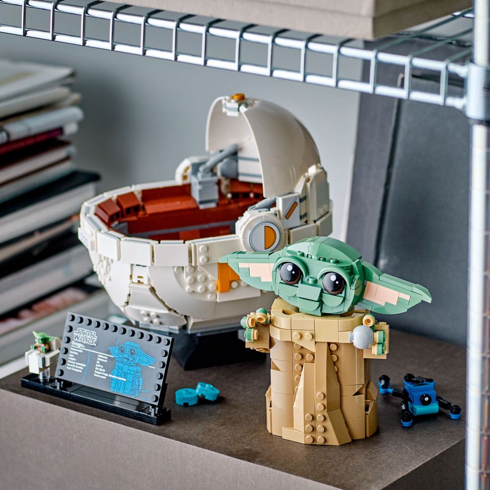 LEGO 75403 LEGO Set mit Grogu in seiner Repulsorwiege detailliert und farbenfroh aufgebaut.
