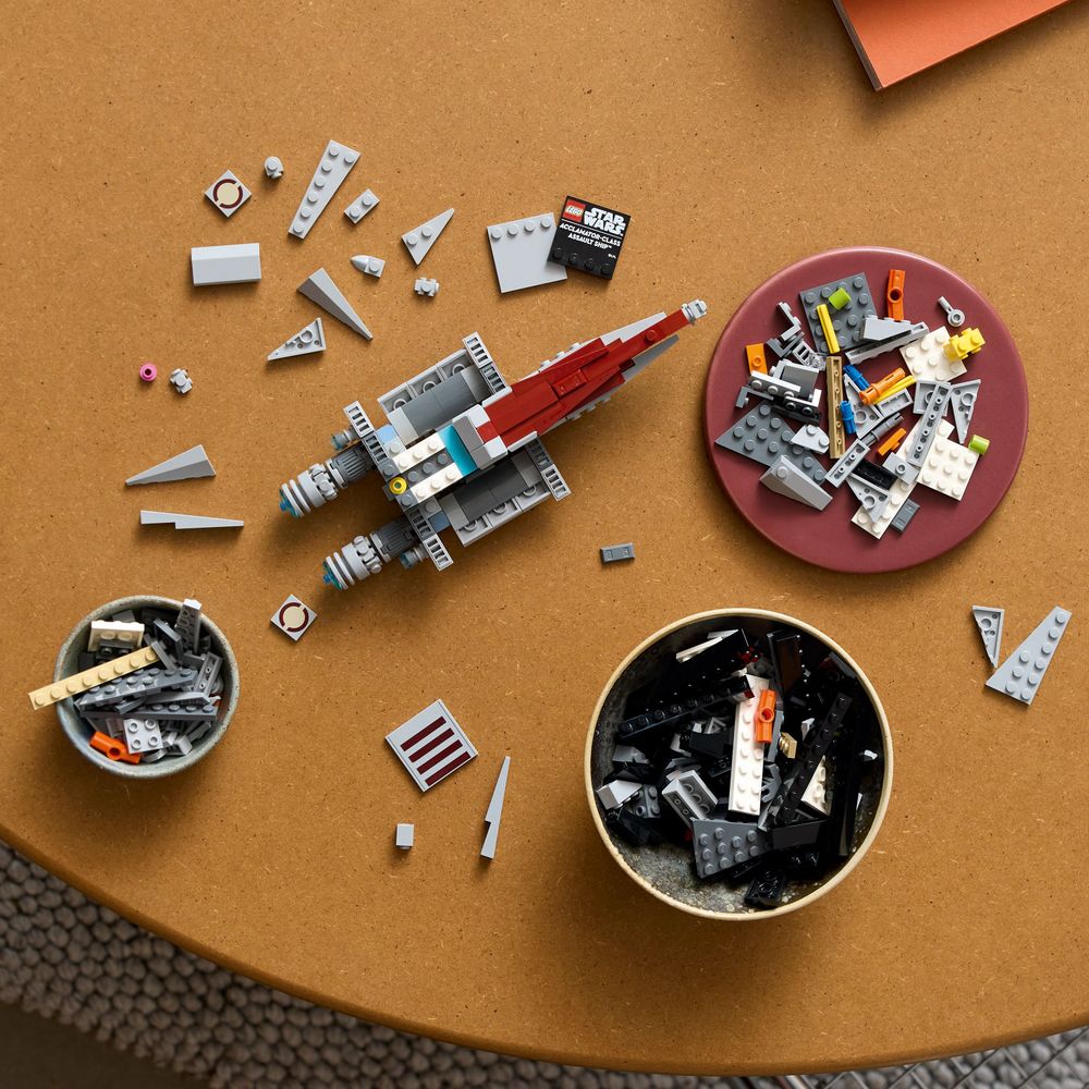 LEGO 75404 Ein kreatives LEGO-Set zeigt einen Acclamator-Klasse Wide-Ship und Bauteile auf einem Tisch.
