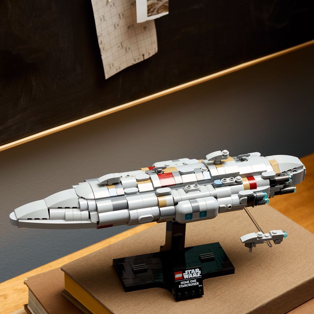 LEGO 75405 Detailaufnahme eines LEGO-Modells des Home One Starcruiser aus Star Wars.