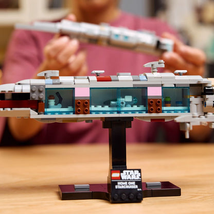 LEGO 75405 Detailansicht des Home One Starcruisers mit innerer Ausstattung auf einem Ständer.