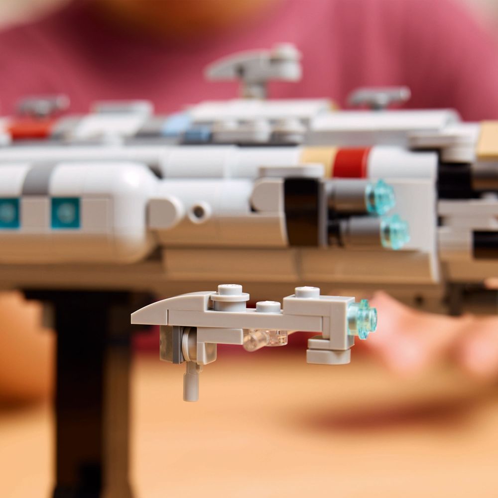LEGO 75405 Detailaufnahme eines LEGO-Raumschiffes mit einem farbenfrohen Design und komplexen Bauteilen.