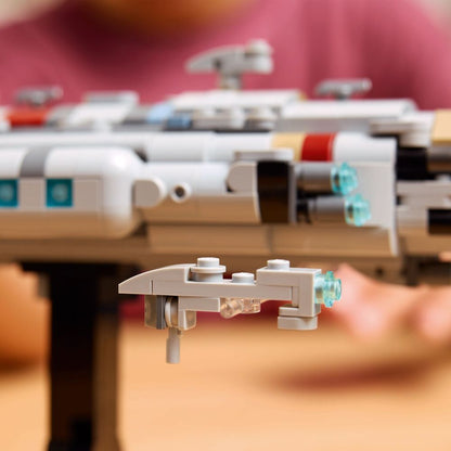 LEGO 75405 Detailaufnahme eines LEGO-Raumschiffes mit einem farbenfrohen Design und komplexen Bauteilen.