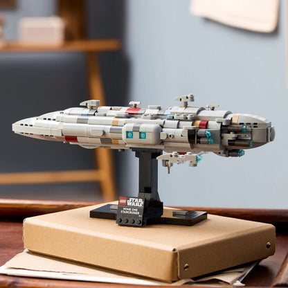 LEGO 75405 Detailaufnahme des LEGO Star Wars Home One Starcruisers auf einem Holzuntergrund.