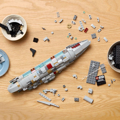 LEGO 75405 Ein LEGO Star Wars Home One Starcruiser mit Bauteilen auf einem Tisch.