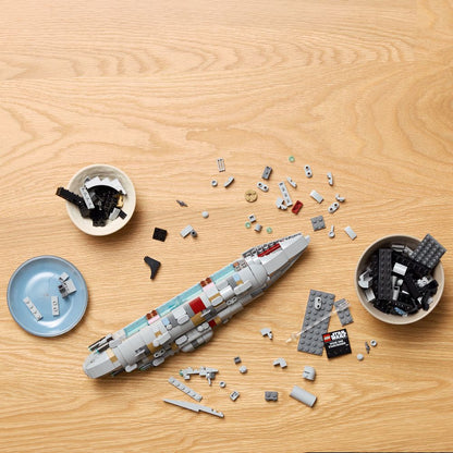 LEGO 75405 Ein Starcruiser aus LEGO mit Einzelteilen und Behältern auf einem Holzuntergrund.