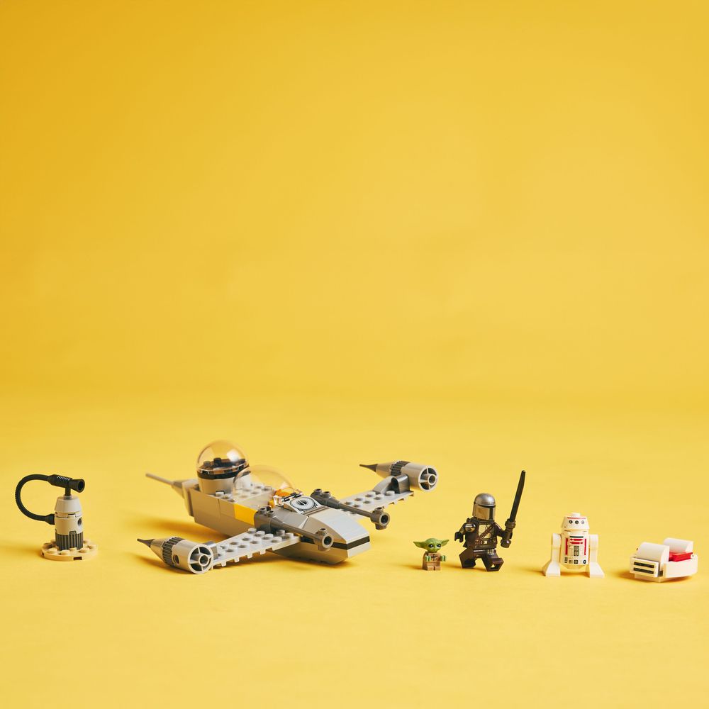 LEGO 75410 Ein Set mit einem Starfighter und Figuren aus dem Star-Wars-Universum auf gelbem Hintergrund.