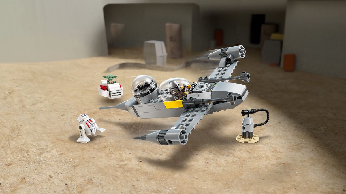 LEGO 75410 Ein N-1 Starfighter mit Figuren von Mandalorian und Grogu umgeben von Zubehör.
