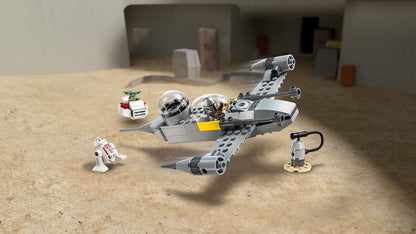 LEGO 75410 Ein N-1 Starfighter mit Figuren von Mandalorian und Grogu umgeben von Zubehör.