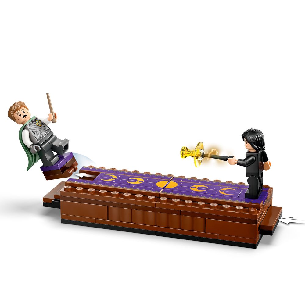 LEGO 76441 Ein spannendes Duell zwischen zwei Figuren auf einer bunten LEGO-Basis.