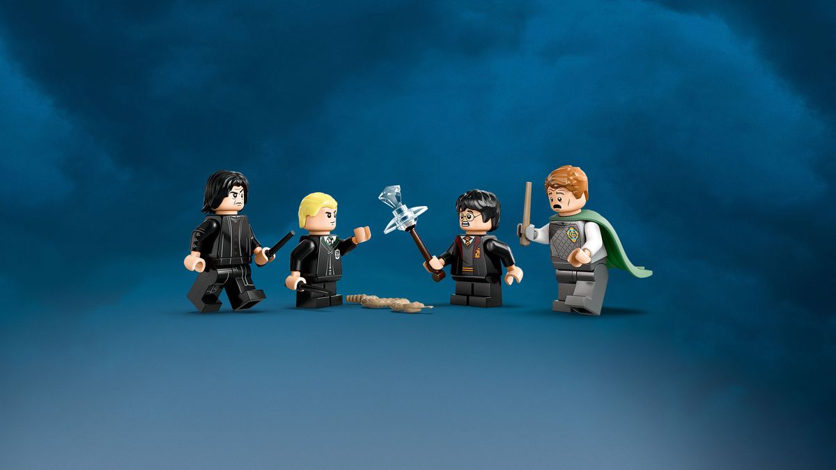 LEGO 76441 LEGO Figuren aus Hogwarts die in einem Duell mit Zauberstäben kämpfen.