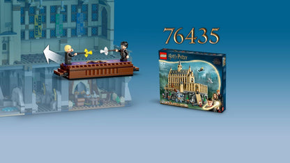 LEGO 76441 Abbildung eines Duells zwischen Harry Potter und Draco Malfoy mit Hogwarts-Set im Hintergrund.
