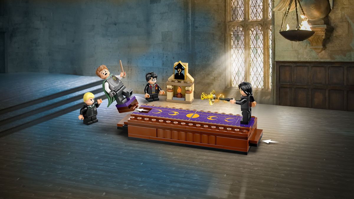LEGO 76441 Enthält Miniaturfiguren und eine Kampfszene im Schloss Hogwarts mit magischen Elementen.