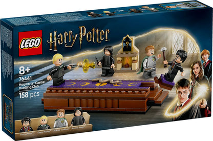 LEGO 76441 Verpackung des Hogwarts Duellierclubs mit Minifiguren und Zubehör.