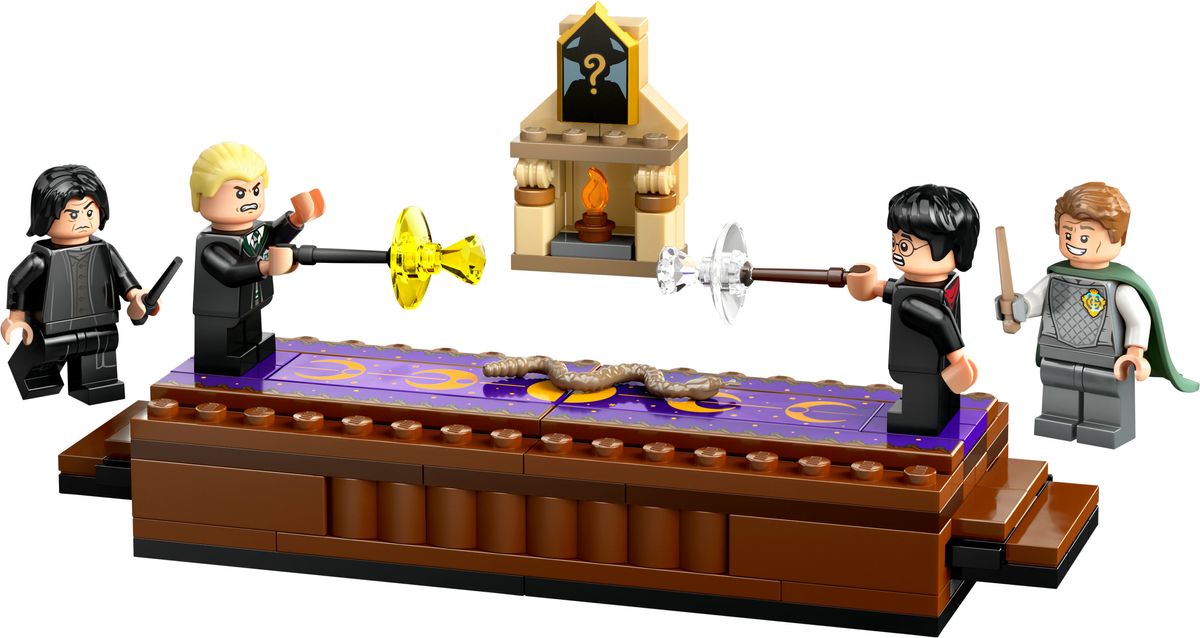 LEGO 76441 LEGO Figuren aus Hogwarts im Duell umgeben von einem magischen Set.
