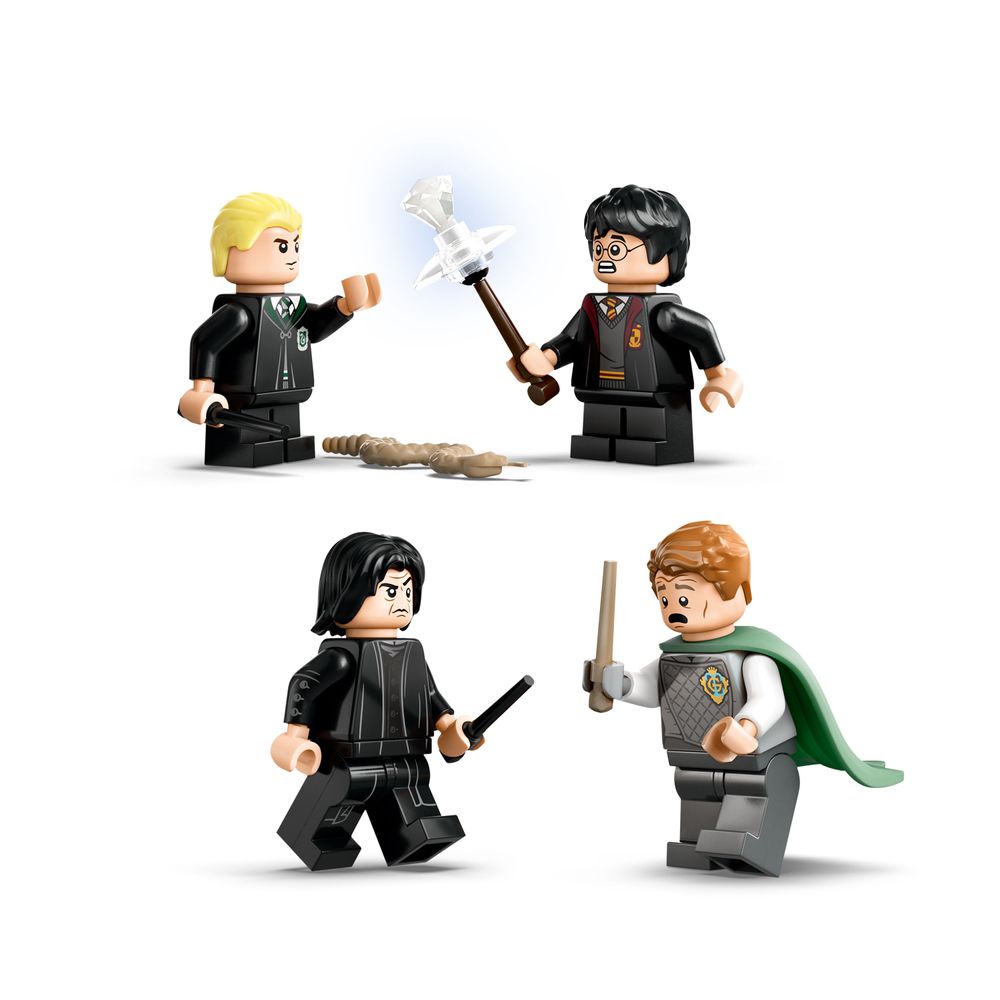 LEGO 76441 Figuren aus dem Harry-Potter-Universum in einem Duellier-Setting mit Accessoires.