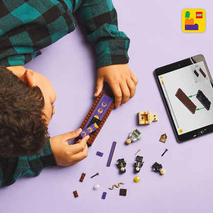 LEGO 76441 Ein Junge baut mit LEGO in einem kreativen Setup umgeben von Figuren und Bauteilen.