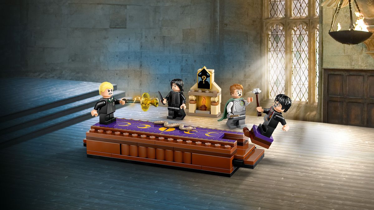 LEGO 76441 Vier LEGO-Figuren in einem Duell im Hogwarts-Schloss mit einem bunten Tisch und Requisiten.