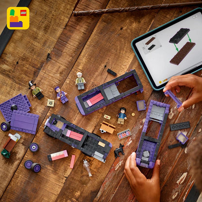 LEGO 76446 Ein Kind baut mit LEGO-Steinen ein Fahrzeug und nutzt ein Tablet für Anleitungen.